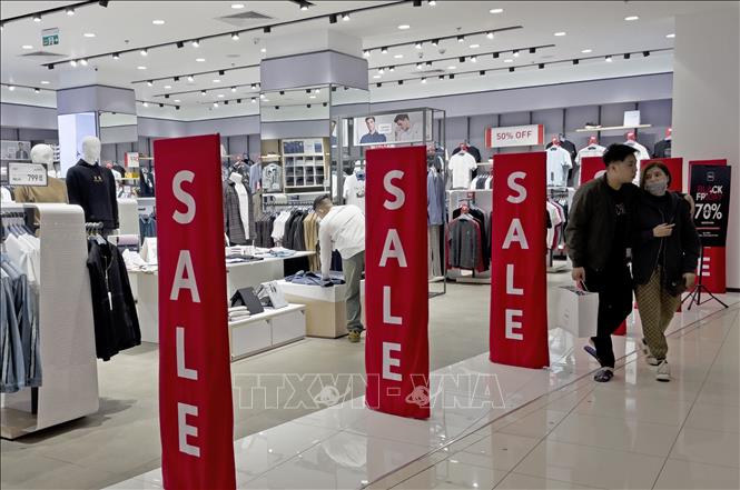 Trong ảnh: Các loại quảng cáo cho ngày Black Friday tại Trung tâm thương mại Aeon. Ảnh: Trần Việt - TTXVN