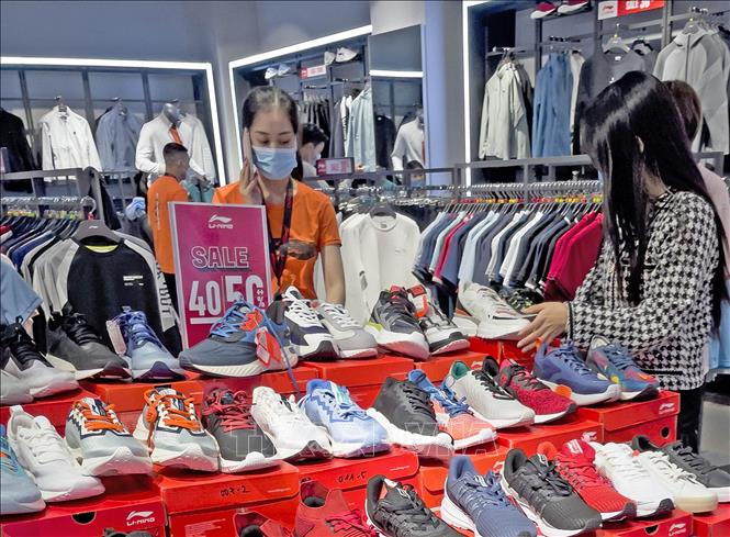 Trong ảnh: Giày, dép, quần, áo là những mặt hàng giảm giá nhiều nhất cho ngày Black Friday. Ảnh: Trần Việt - TTXVN