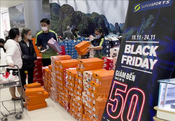 Trong ảnh: Một quầy bán hàng trong trung tâm Thương mại Aeon Long Biên triển khai chương trình Black Friday. Ảnh: Trần Việt - TTXVN