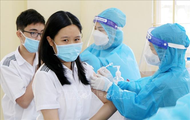Trong ảnh: Lực lượng y tế tiêm vaccine phòng COVID-1 cho học sinh Trường THPT Việt Trì, tỉnh Phú Thọ. Ảnh: Trung Kiên - TTXVN.