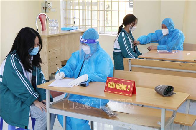 Trong ảnh: Khám sàng lọc và tư vấn cho học sinh Trường THPT Việt Trì, tỉnh Phú Thọ, trước khi tiêm vaccine phòng COVID-19. Ảnh: Trung Kiên - TTXVN.