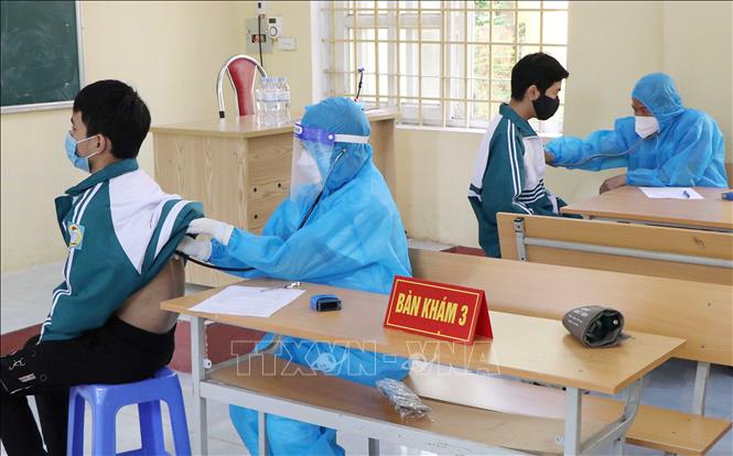 Trong ảnh: Lực lượng y tế khám sàng lọc và tư vấn cho học sinh Trường THPT Việt Trì, tỉnh Phú Thọ, trước khi tiêm vaccine phòng COVID-19. Ảnh: Trung Kiên - TTXVN.