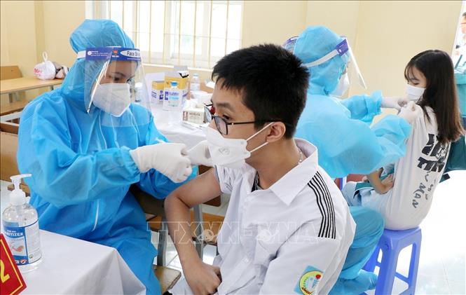 Trong ảnh: Lực lượng y tế tiêm vaccine phòng COVID-1 cho học sinh Trường THPT Việt Trì, tỉnh Phú Thọ. Ảnh: Trung Kiên - TTXVN.