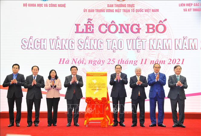 Trong ảnh: Các đồng chí lãnh đạo Đảng, Nhà nước cùng các đại biểu công bố Sách vàng Sáng tạo Việt Nam năm 2021. Ảnh: Minh Đức – TTXVN