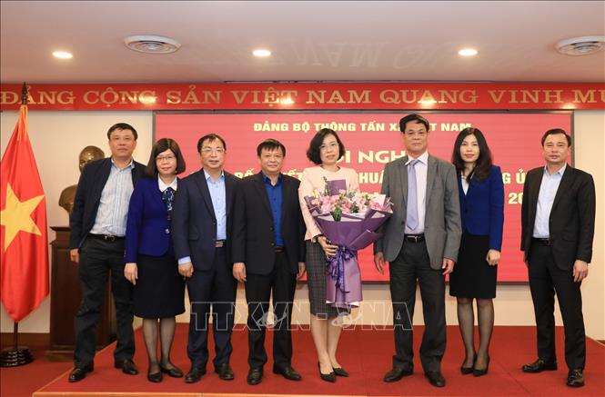 Trong ảnh: Các đại biểu tặng hoa chúc mừng đồng chí Vũ Việt Trang, Bí thư Đảng ủy, Tổng giám đốc TTXVN. Ảnh: Thành Đạt - TTXVN
