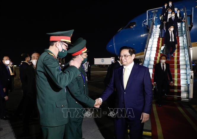 Trong ảnh: Thủ tướng Chính phủ Phạm Minh Chính và đoàn đại biểu cấp cao Việt Nam về đến Thủ đô Hà Nội. Ảnh: Dương Giang-TTXVN 
