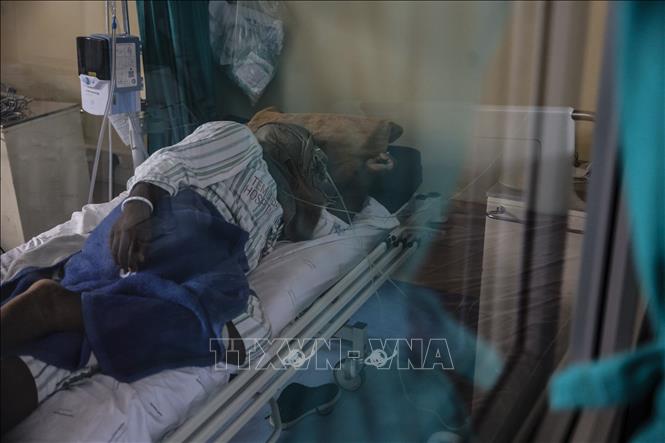 Trong ảnh: Bệnh nhân COVID-19 được điều trị tại bệnh viện ở Tembisa, Nam Phi. Ảnh: AFP/ TTXVN