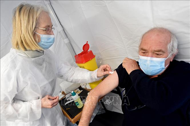 Trong ảnh: Nhân viên y tế tiêm vaccine phòng COVID-19 cho người dân tại Lens, Pháp. Ảnh: AFP/ TTXVN
