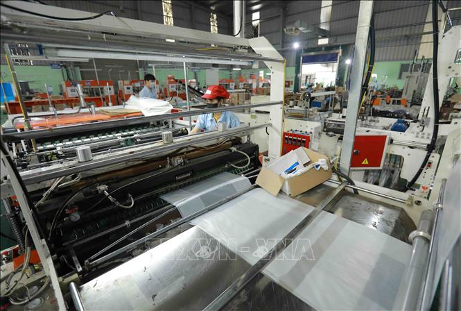Trong ảnh: Dây chuyền sản xuất túi nhựa xuất khẩu tại nhà máy của Công ty Cổ phần HAPLAST. Ảnh: Vũ Sinh - TTXVN