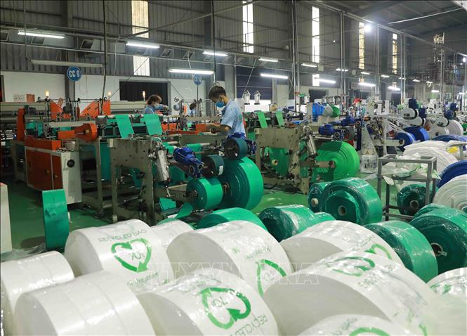 Trong ảnh: Dây chuyền sản xuất túi nhựa xuất khẩu tại nhà máy của Công ty Cổ phần HAPLAST. Ảnh: Vũ Sinh - TTXVN