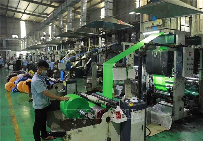 Trong ảnh: Dây chuyền sản xuất túi nhựa xuất khẩu tại nhà máy của Công ty Cổ phần HAPLAST. Ảnh: Vũ Sinh - TTXVN
