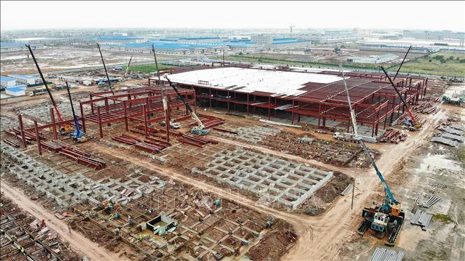 Trong ảnh: Dự án Nhà máy Fukang Technology của Nhà đầu tư Foxconn Singapore Pte.,Ltd với tổng vốn đăng ký đầu tư đạt 453 triệu USD, đang được khẩn trương xây dựng tại khu công nghiệp Quang Châu, huyện Việt Yên (Bắc Giang). Ảnh: Danh Lam-TTXVN