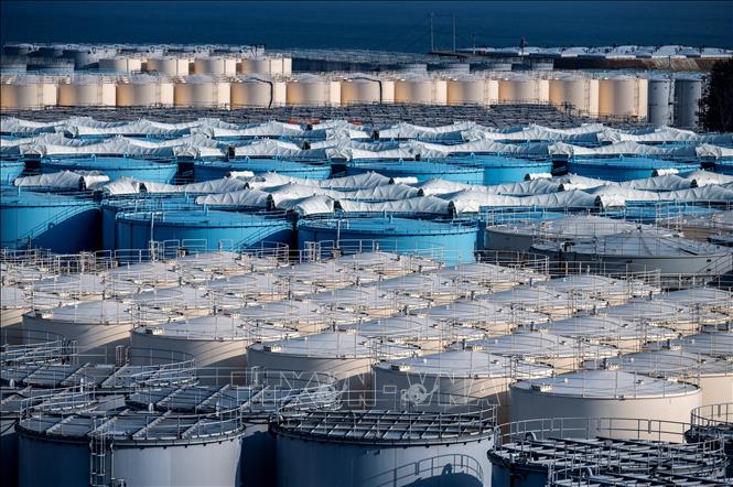 Trong ảnh: Các bể chứa nước nhiễm xạ tại Nhà máy điện hạt nhân Fukushima Daiichi ở Okuma, Fukushima, Nhật Bản ngày 21/2/2021. Ảnh: AFP/TTXVN