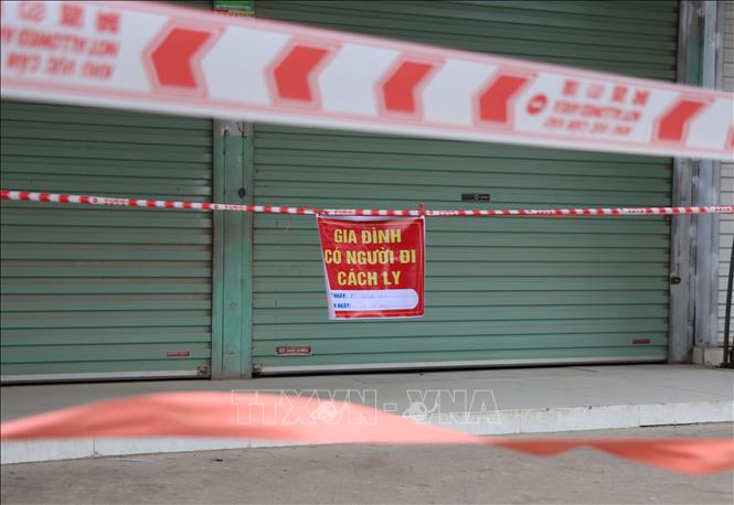 Trong ảnh: Thiết lập phạm vi kiểm soát đối với những hộ gia đình có người cách ly do liên quan đến trường hợp mắc COVID-19 trên địa bàn khu vực chợ Bản Phủ. Ảnh: Xuân Tiến - TTXVN  