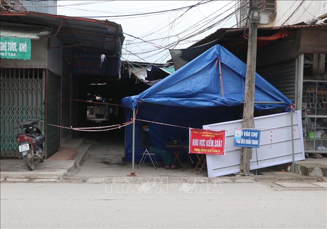 Trong ảnh: Chốt kiểm soát số 2 được thiết lập tại cổng ra, vào chợ nằm trên tuyến đường liên xã đấu nối xã Noong Hẹt đi các xã Noong Luống, Pa Thơm (huyện Điện Biên). Ảnh: Xuân Tiến – TTXVN 