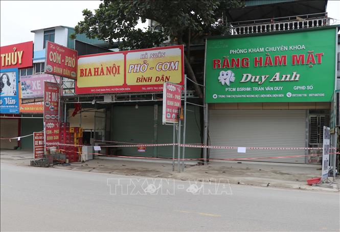 Trong ảnh: Nhiều hộ gia đình có cửa hàng kinh doanh bên đường quốc lộ 279 cũng phải đóng cửa vì nằm trong khu vực kiểm soát. Ảnh: Xuân Tiến – TTXVN 