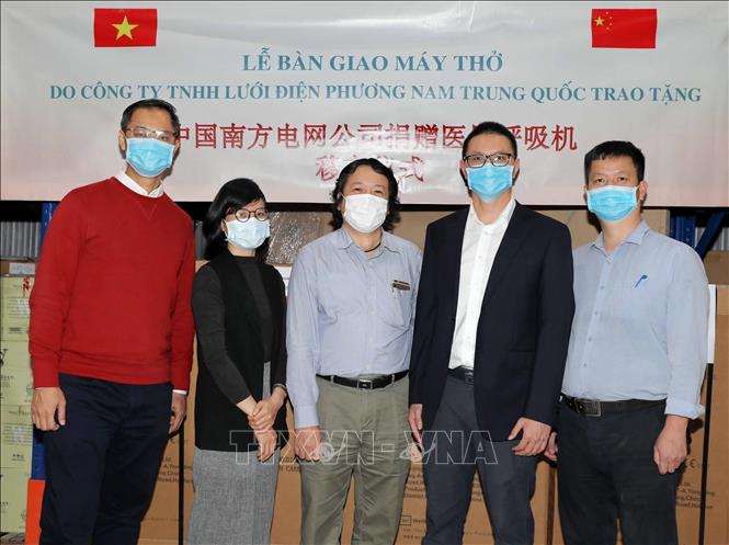 Trong ảnh: Công ty TNHH Lưới điện Phương Nam Trung Quốc (CSG) bàn giao máy thở hỗ trợ phòng, chống dịch COVID-19 cho Viện Vệ sinh Dịch tễ Trung ương (Bộ Y tế) trong chiều 26/11. Ảnh: Thanh Tùng - TTXVN