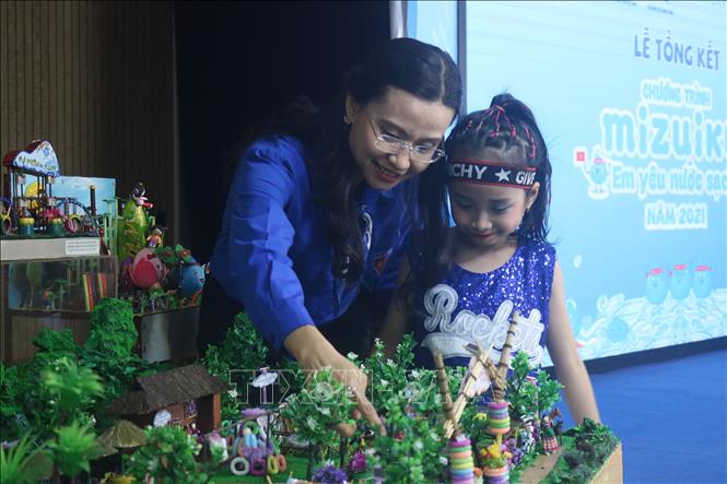 Bí thư Trung ương Đoàn, Phó Chủ tịch Thường trực Hội đồng Đội Trung ương Nguyễn Phạm Duy Trang cùng thiếu nhi xem các mô hình dự thi. Ảnh:TTXVN phát