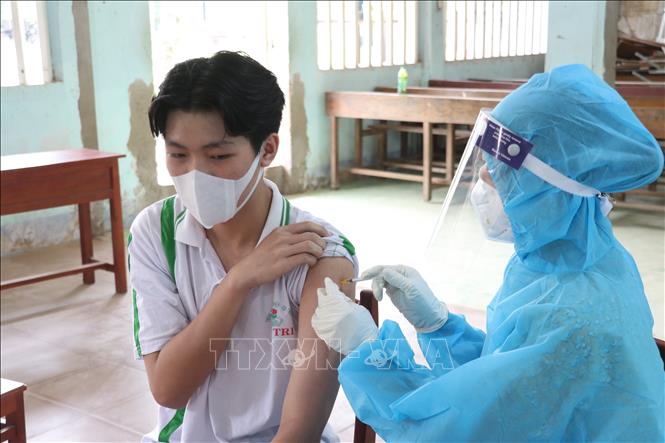  Các điểm tiêm lưu động ở các trường THPT trên địa bàn tỉnh Bến Tre, với tổng số hơn 38.000 em. Ảnh: Chương Đài - TTXVN