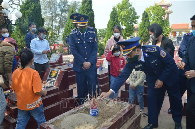Trong ảnh: Chính quyền, đồng đội và gia đình đưa hài cốt đồng chí Phạm Văn Huy vào Nghĩa trang Liệt sĩ của xã Tiên Thanh. Ảnh: TTXVN