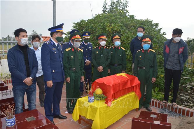Trong ảnh: Chính quyền, đồng đội và gia đình đưa hài cốt đồng chí Phạm Văn Huy vào Nghĩa trang Liệt sĩ của xã Tiên Thanh. Ảnh: TTXVN