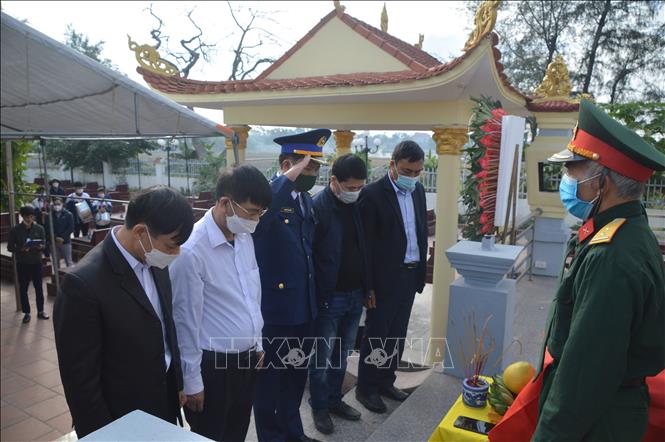 Trong ảnh: Chính quyền, đồng đội và gia đình làm lễ viếng đồng chí Phạm Văn Huy Nghĩa trang Liệt sĩ của xã Tiên Thanh. Ảnh: TTXVN