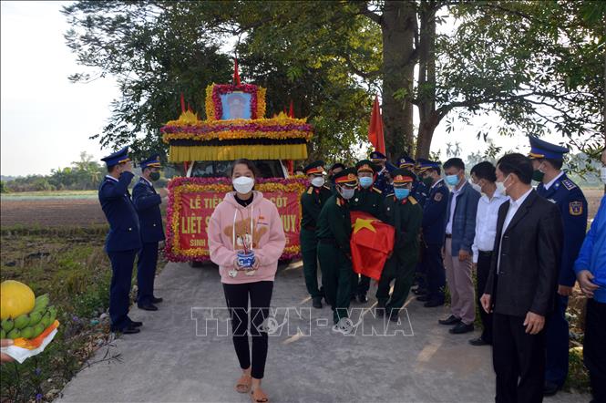 Trong ảnh: Chính quyền, đồng đội và gia đình đưa hài cốt đồng chí Phạm Văn Huy vào Nghĩa trang Liệt sĩ của xã Tiên Thanh. Ảnh: TTXVN
