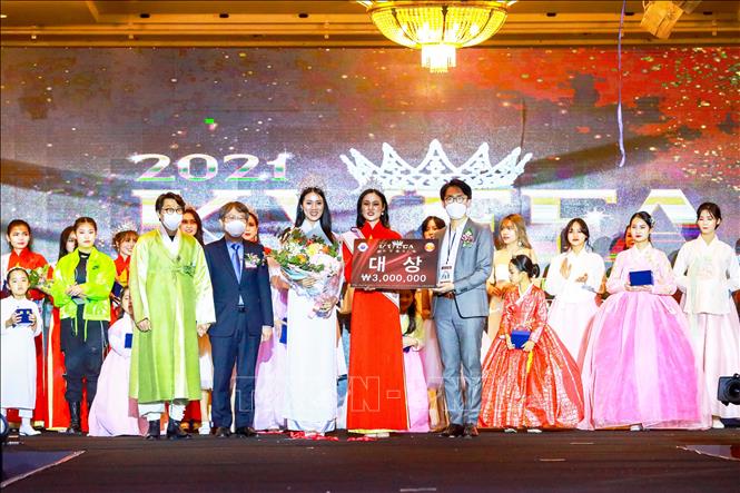 Trong ảnh: Đại sứ Việt Nam tại Hàn Quốc Nguyễn Vũ Tùng (thứ 2, từ trái sang) cùng đại diện Ban tổ chức trao giải Quán quân cho thí sinh Đào Thị Ngọc. Ảnh: Anh Nguyên - PV TTXVN tại Hàn Quốc