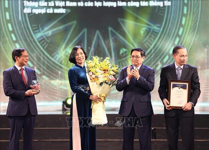 Photo: Prime Minister Pham Minh Chinh presents the special prize to Vietnam News Agency. VNA Photo: Dương Giang