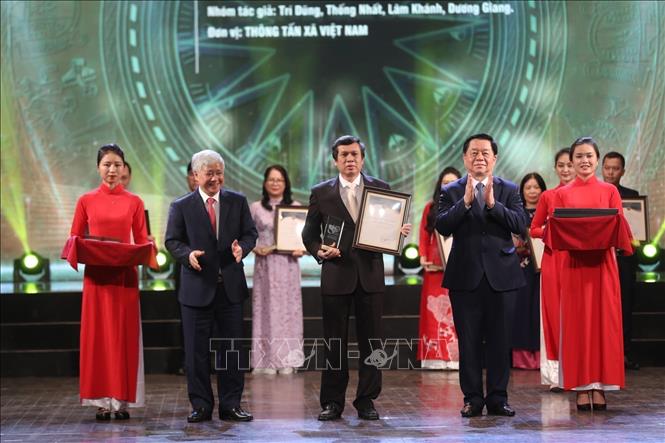 Photo: Head of the PCC’s Commission for Information and Education Nguyen Trong Nghia and Do Van Chien, President of the VFF Central Committee present the first prize to VNA's Photo Department. VNA Photo: Dương Giang