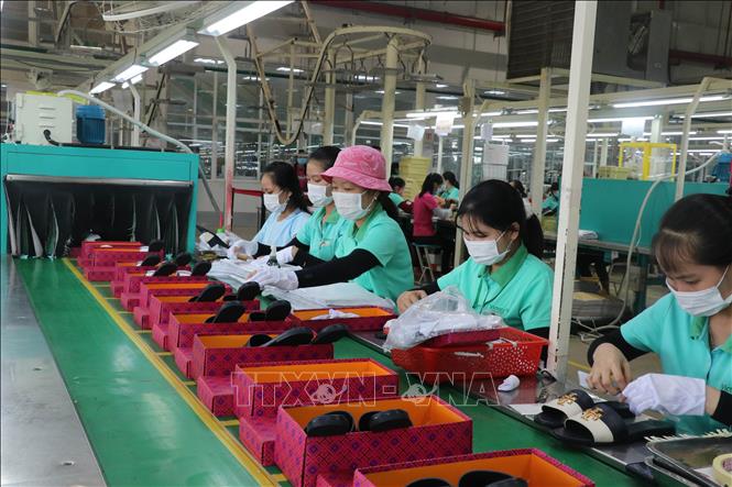 Trong ảnh: Hơn 1.000 công nhân của Công ty TNHH Victory International Việt Nam (Khu kinh tế Bình Hiệp, Kiến Tường, Long An) đã đi làm trở lại. Ảnh: Bùi Giang -TTXVN