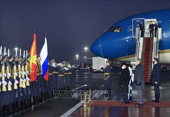 Photo: A welcome ceremony for President Nguyen Xuan Phuc is held at Vnukovo 2 airport. VNA Photo: Thống Nhất
