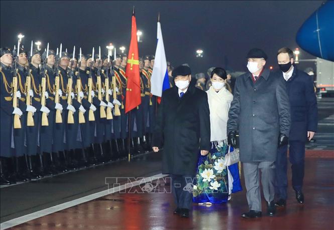 Photo: A welcome ceremony for President Nguyen Xuan Phuc is held at Vnukovo 2 airport. VNA Photo: Thống Nhất