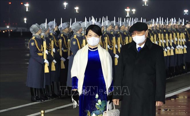 Photo: President Nguyen Xuan Phuc and his spouse arrive at Vnukovo 2 airport. VNA Photo: Thống Nhất