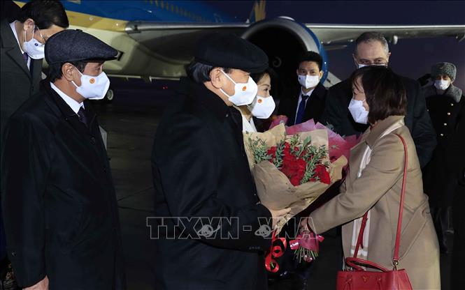 Photo: President Nguyen Xuan Phuc is welcomed at Vnukovo 2 airport. VNA Photo: Thống Nhất