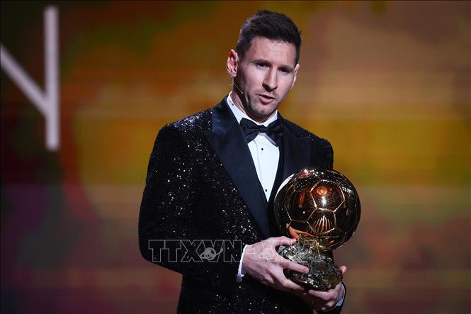 Quả bóng Vàng là danh hiệu vô cùng quý giá trong làng túc cầu. Hãy ngắm nhìn hình ảnh của Messi, một trong những cầu thủ từng đoạt giải này, và cảm nhận sự vượt trội của anh.