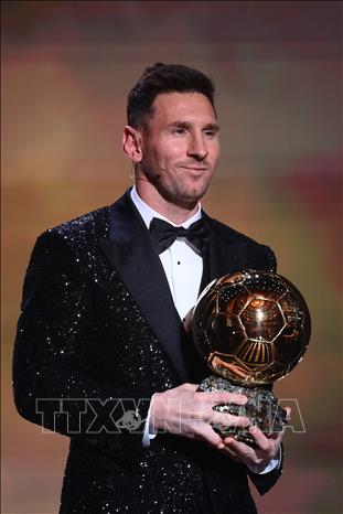 Trong ảnh: Lionel Messi vinh dự nhận giải thưởng danh giá Quả Bóng Vàng 2021, tại buổi lễ ở Paris, Pháp ngày 29/11/2021. Ảnh: AFP/TTXVN