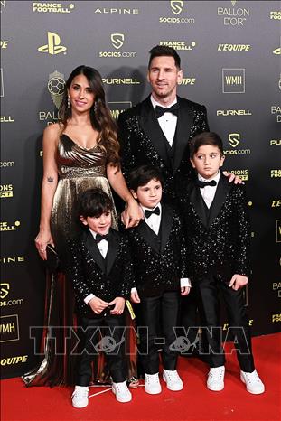 Trong ảnh: Lionel Messi cùng vợ Antonela Roccuzzo và các con tại lễ trao giải Quả Bóng Vàng 2021 ở Paris, Pháp ngày 29/11/2021. Ảnh: AFP/TTXVN
