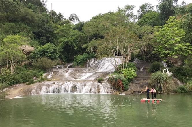 Trong ảnh: Du khách tham quan thác Đăng Mò. Ảnh: Anh Tuấn – TTXVN