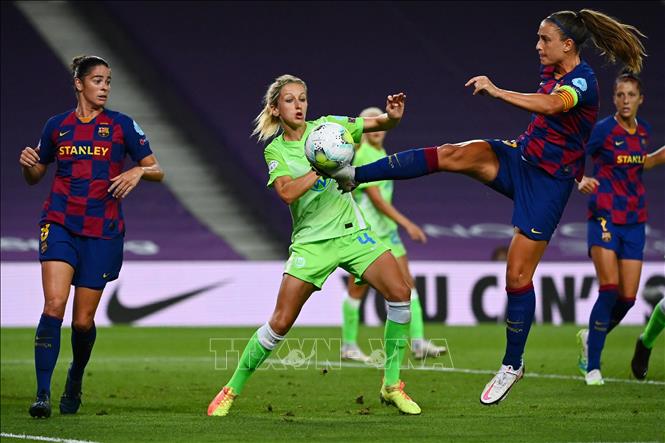 Trong ảnh: Tiền đạo CLB Barcelona của Tây Ban Nha Alexia Putellas (phải) tranh bóng với hậu vệ CLB VfL Wolfsburg của Đức Kathrin Hendrich trong trận bán kết Giải Bóng đá nữ vô địch các câu lạc bộ châu Âu ở San Sebastian, Tây Ban Nha ngày 25/8/2020. Ảnh: AFP/TTXVN 