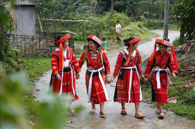 Photo: Pa Then women in their bright traditional costumes, woven with sophisticated brocade patterns.  VNA Photo: Nam Sương 