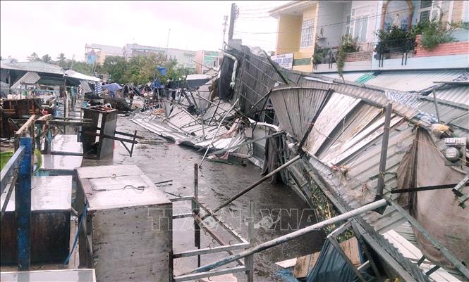 Trong ảnh: Nhiều tài sản và nhà cửa của người dân bị thiệt hại sau trận mưa lớn kèm lốc xoáy. Ảnh: Chanh Đa-TTXVN 