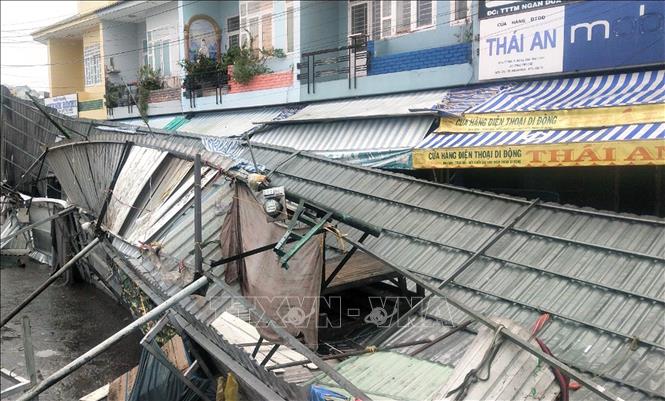 Trong ảnh: Dông lốc làm nhiều gia đình bị thiệt hại về tài sản. Ảnh: Chanh Đa-TTXVN 