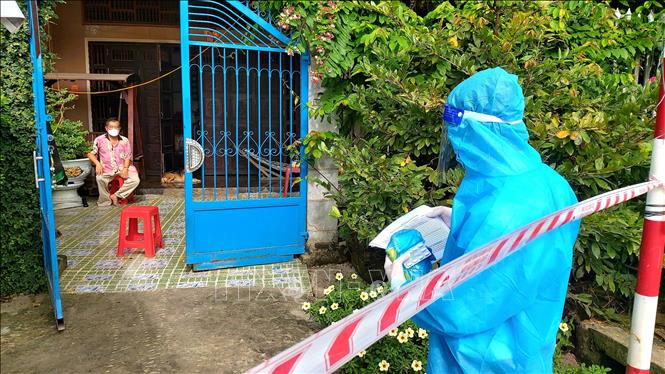 Trong ảnh: Bác sĩ Lê Thuấn Kiệt, Trạm y tế xã Thới Thạnh, huyện Thới Lai phát thuốc cho bệnh nhân F0 đang cách ly, điều trị tại nhà. Ảnh: Thu Hiền - TTXVN