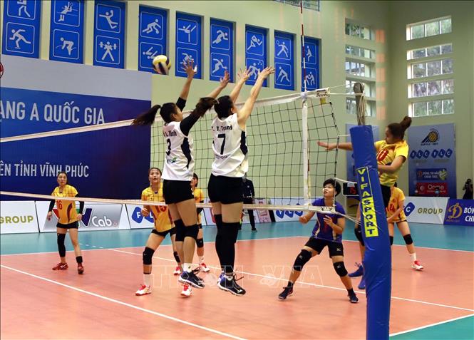 Pha bóng trong trận chung kết bóng chuyền nữ giữa Bamboo Airways Vĩnh Phúc (áo trắng) và Thành phố Hồ Chí Minh. Ảnh: Hoàng Hùng - TTXVN
