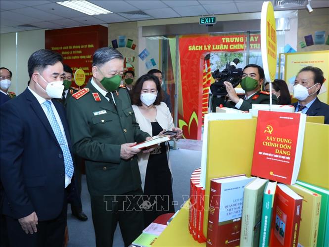 Bộ trưởng Bộ Công an Tô Lâm và các đại biểu tham quan trưng bày sách. Ảnh: Văn Điệp - TTXVN