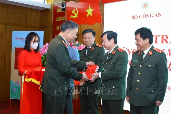 Bộ trưởng Bộ Công an Tô Lâm tặng sách cho các đại biểu. Ảnh: Văn Điệp - TTXVN