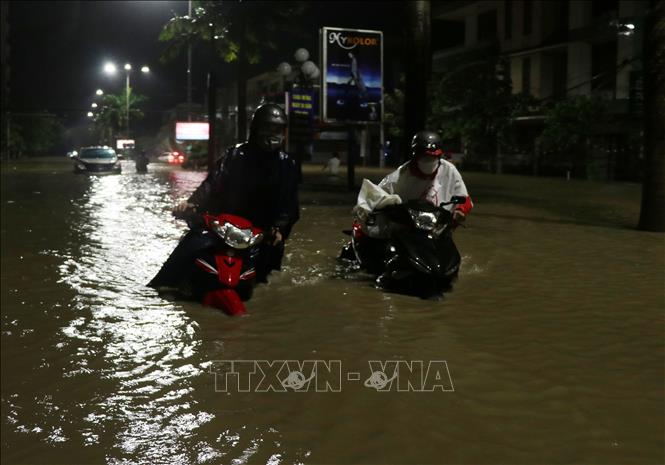 Nước lũ dâng cao, giao thông trên tuyến đường Hùng Vương ở thành phố Tuy Hòa bị tê liệt. Ảnh: Phạm Cường-TTXVN
