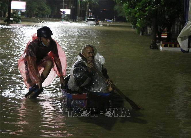 Người dân thành phố Tuy Hòa dùng ghe để di chuyển trên các tuyến phố. Ảnh: Phạm Cường-TTXVN