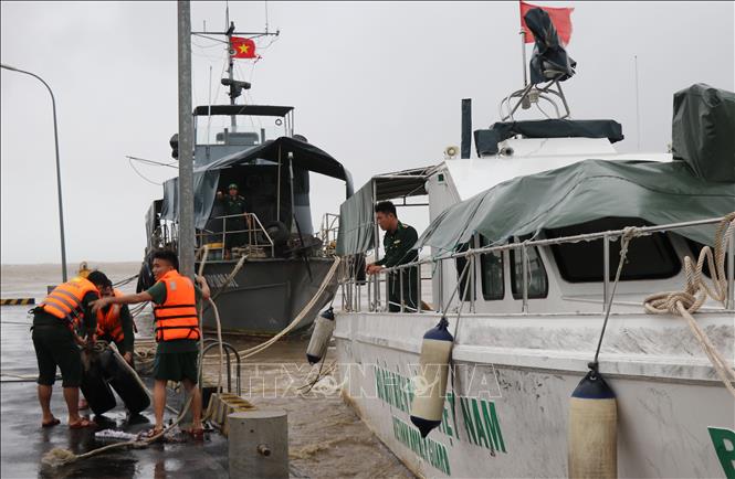 Cán bộ, chiến sỹ Hải đội biên phòng Phú Yên chuẩn bị lực lượng, phương tiện sẵn sàng sơ cứu người dân vùng bị ngập lụt. Ảnh: Phạm Cường-TTXVN